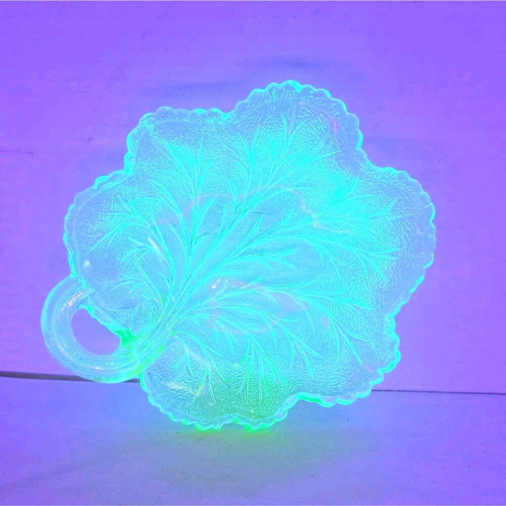 Vtg Depression Glass Green Vaseline Indiana Leaf Pattern Uranium Dish READ